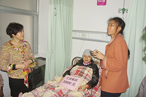 劉越香副董事長(zhǎng)為四胞胎家庭送愛心.jpg