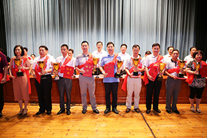賴(lài)運(yùn)宏董事長(zhǎng)代表匯源集團(tuán)領(lǐng)取2014年河源扶貧濟(jì)困萬(wàn)綠杯銀獎(jiǎng).jpg